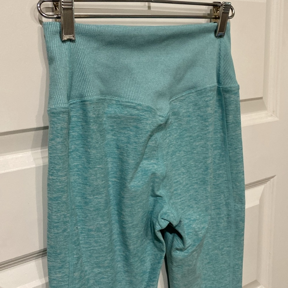 Alo Leggings - Picture 6 of 9